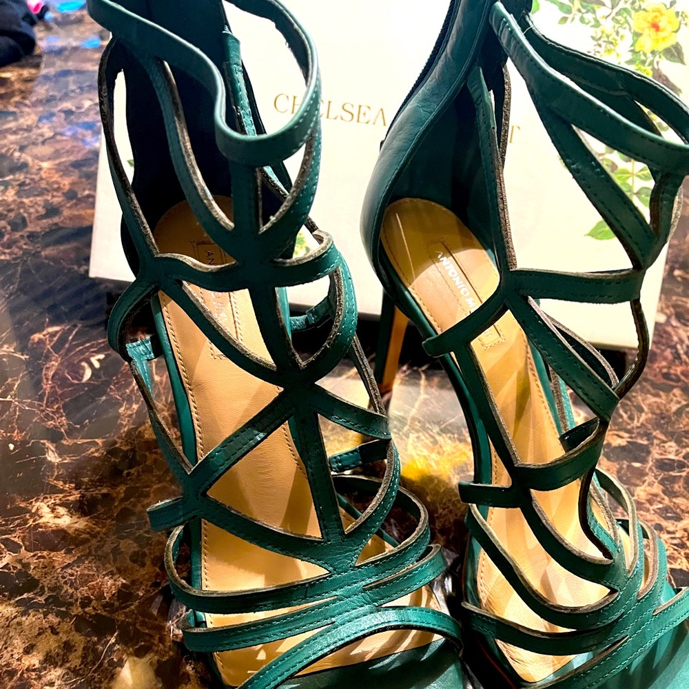 Antonio Melani beautiful olive green heel. Like new, very gently used.